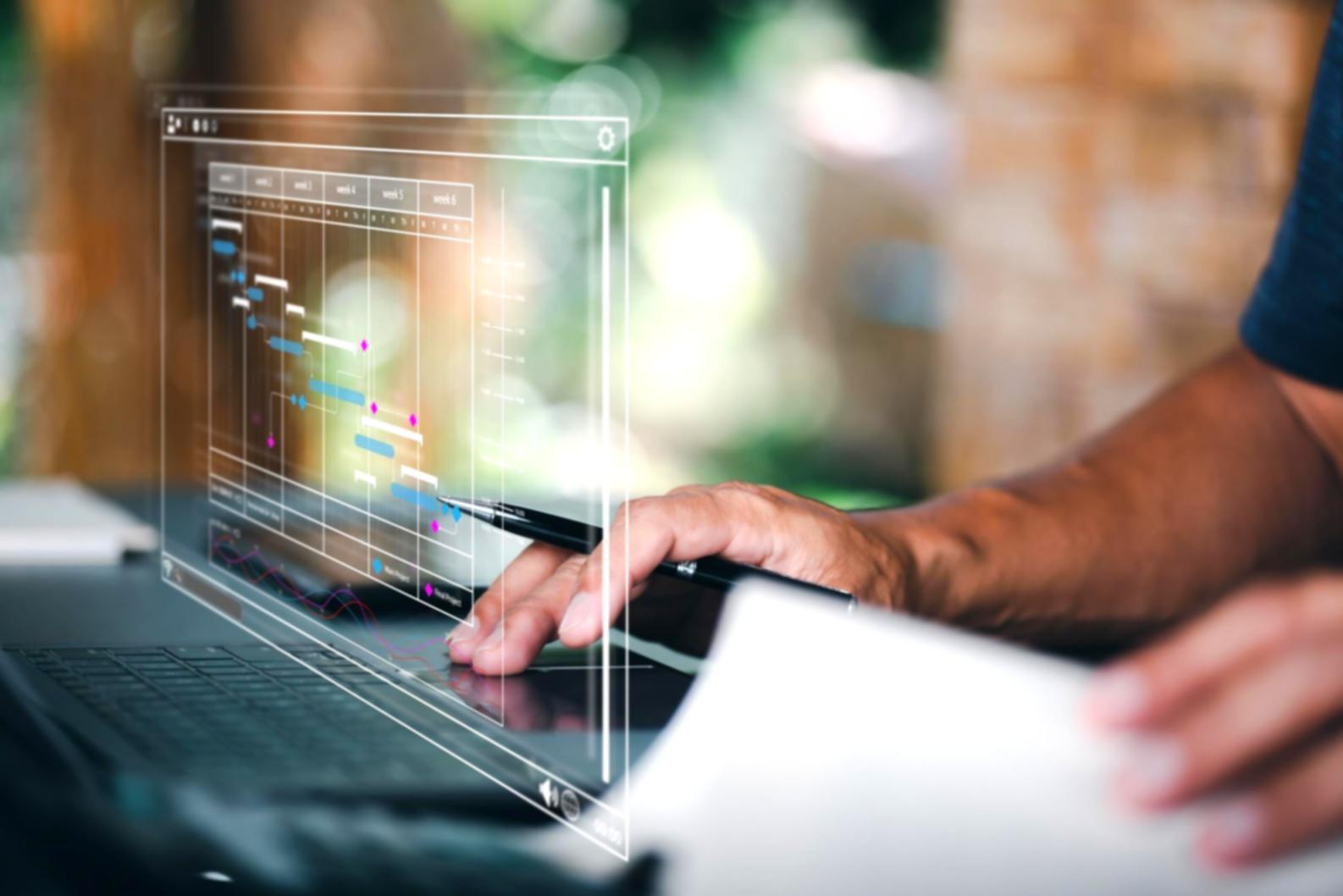 Lernende Person analysiert UX-Nutzerflüsse auf einem Bildschirm